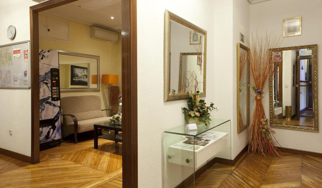 โฮสทัล ลอส อัลเปซ Hotel มาดริด ภายนอก รูปภาพ