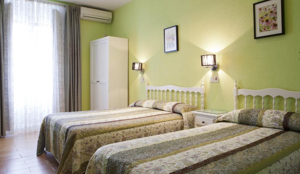 โฮสทัล ลอส อัลเปซ Hotel มาดริด ภายนอก รูปภาพ
